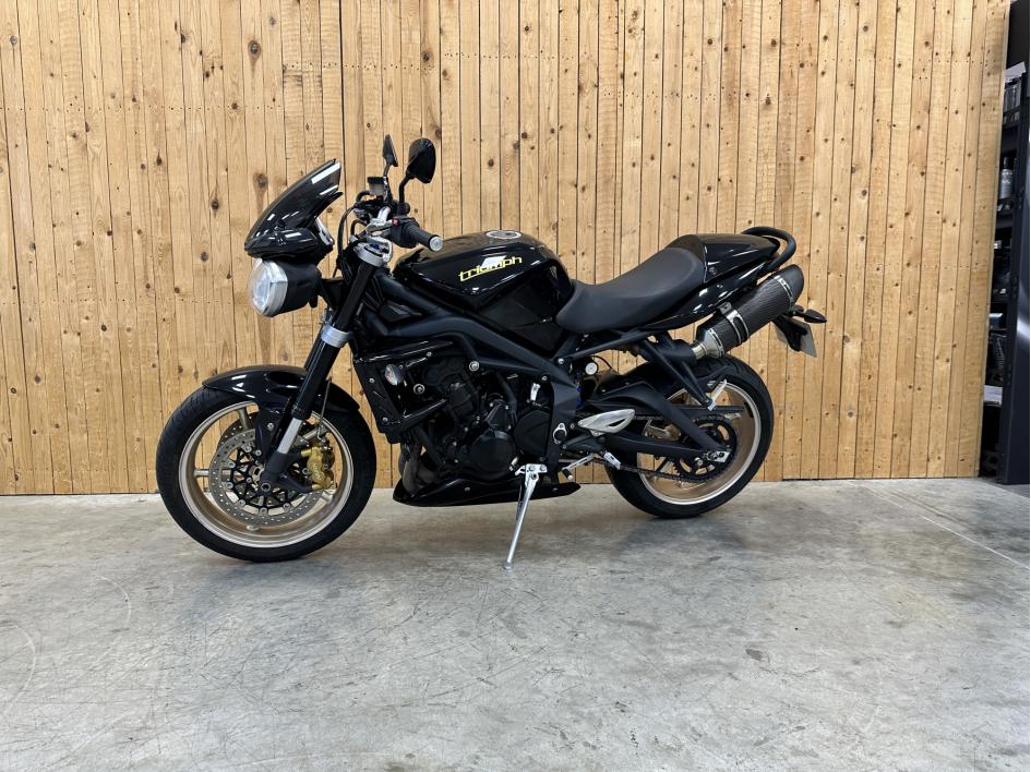 TRIUMPH STREET TRIPLE 675 R